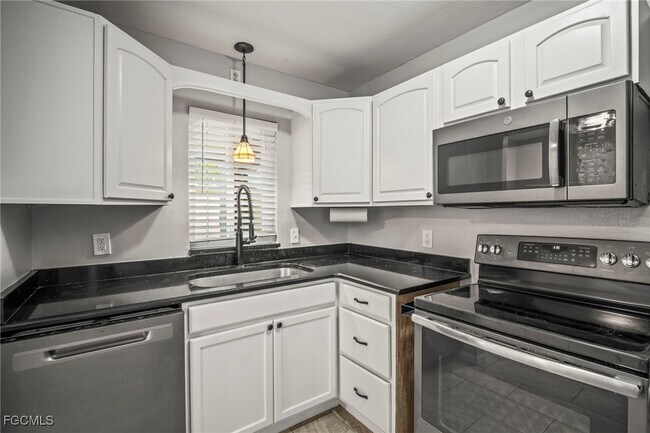 Building Photo - 2210 Parkview Dr