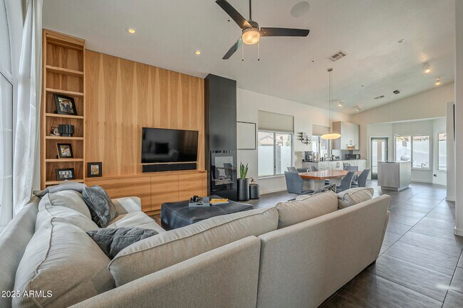 Building Photo - 9102 E Siesta Ln