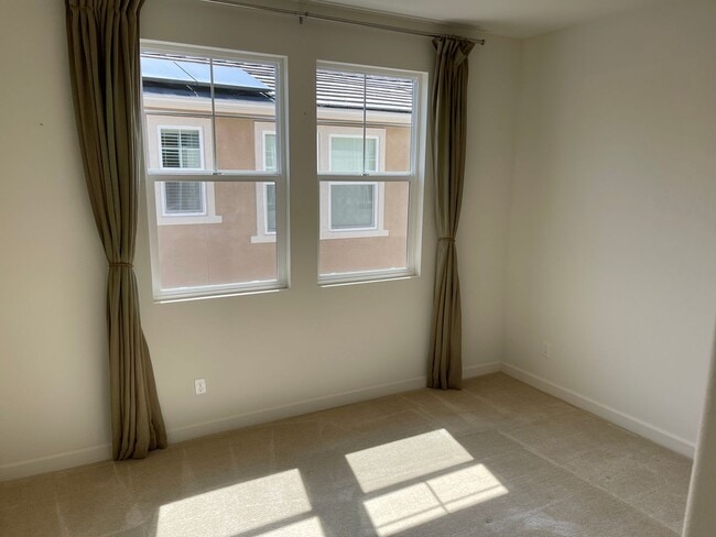 Building Photo - Large 5 Bed / 3 Bath Standalone unit in Lo...
