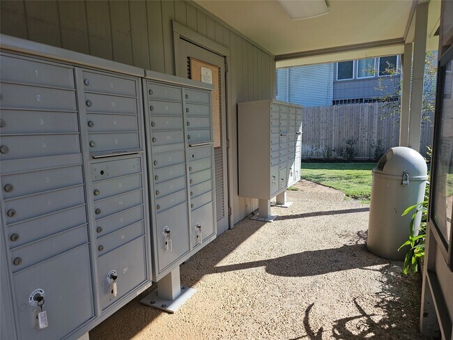 Building Photo - 909 Silber Rd