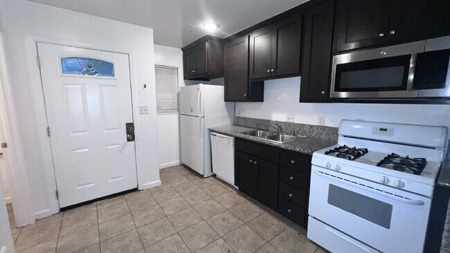 Building Photo - 1116 Evelyn Ln