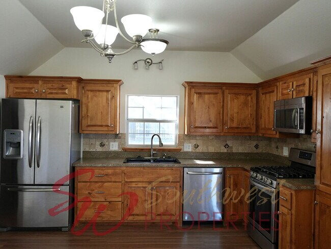 Building Photo - Good looking 3 bedroom 2 bath with huge yard!