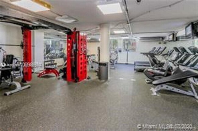 Building Photo - 905 Brickell Bay Dr