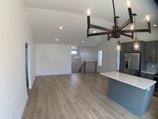 Building Photo - 4 Bed 3 Bath Single Family Home