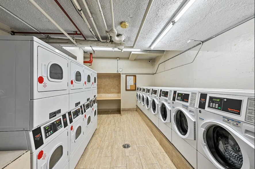 Building Photo - 35 E 38th St