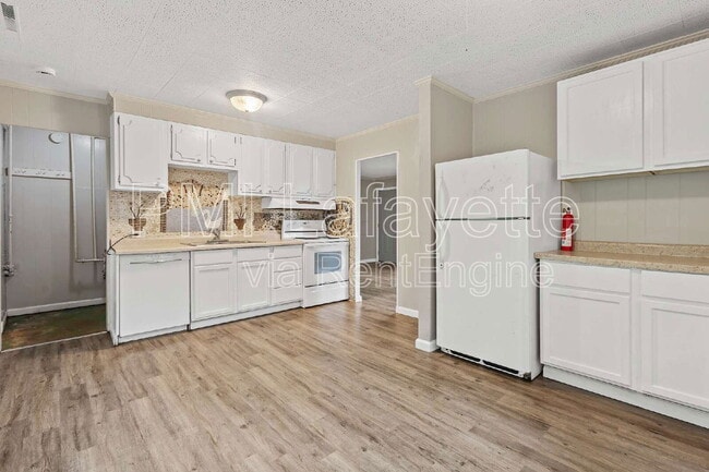 Building Photo - 2229 Roselawn Ave