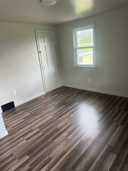 Building Photo - 11 Coates Ave