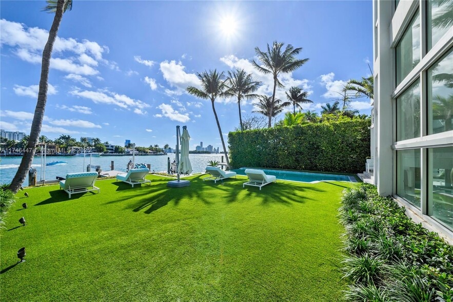 Building Photo - 1061 N Venetian Dr