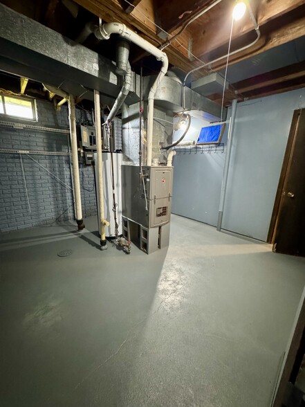 Building Photo - 674 W 64th St
