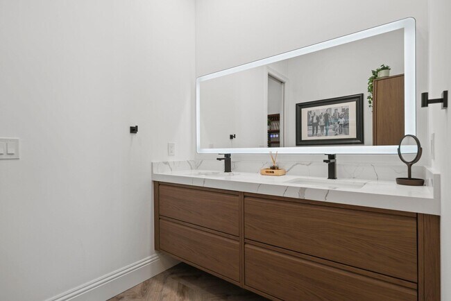 Building Photo - 285 SE 6th Ave