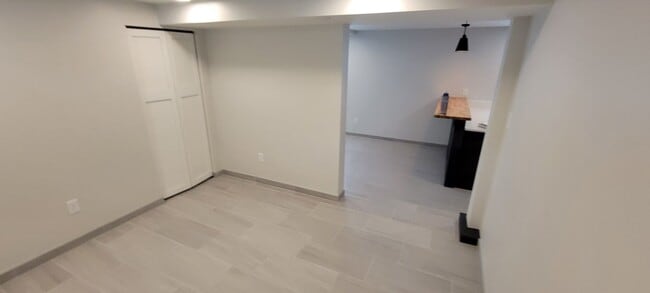 Building Photo - AVAILABLE  May 1st - Newly Updated 1 Bed 1 Bath!