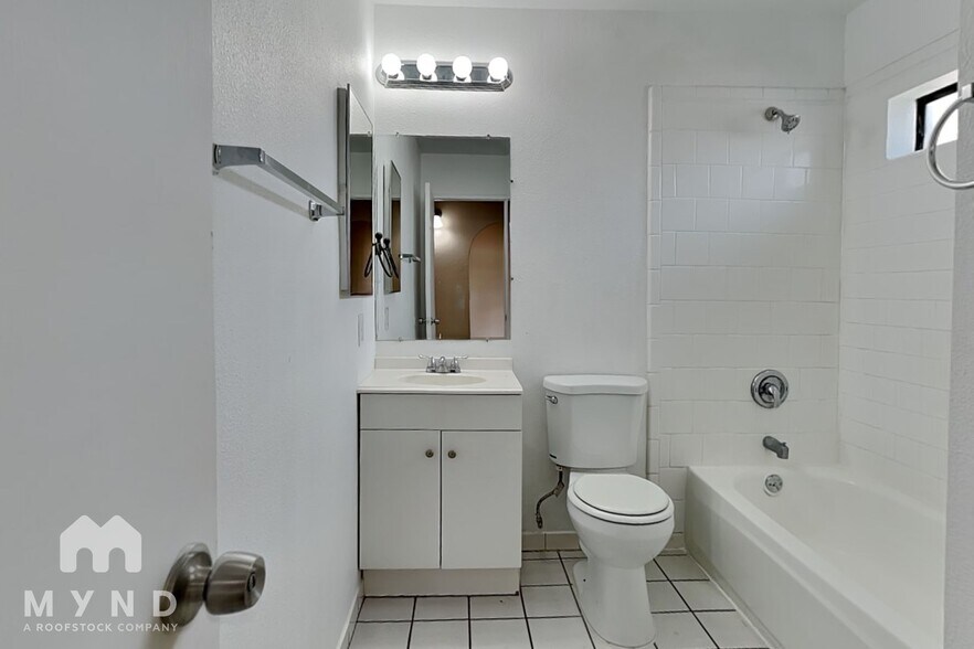 Building Photo - 10948 W 4th St