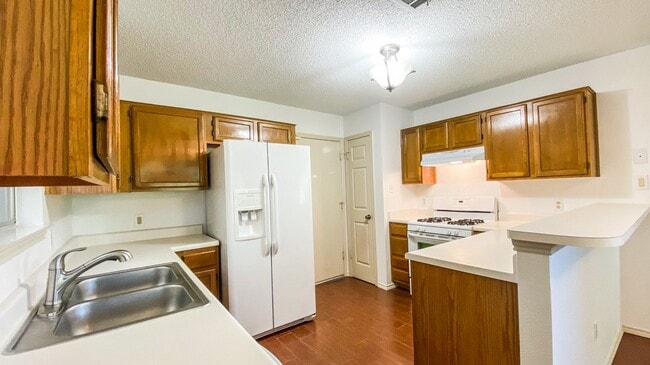 Building Photo - Great 4 bed 2.5 bath on Greenbelt