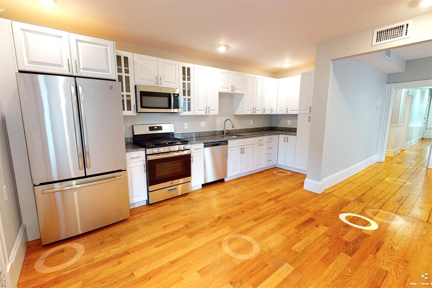 Primary Photo - 11 Beacon St