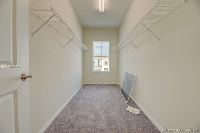 Building Photo - 1585 Evergreen Terrace