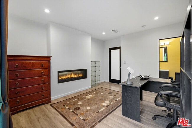 Building Photo - 10915 Ayres Ave