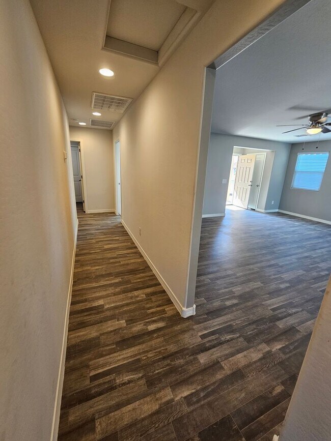 Building Photo - SHORT TERM /FREE RENT CALL FOR DETAILS