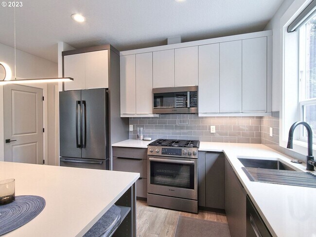 Building Photo - Fully Furnished Lake Oswego Gem!!!!