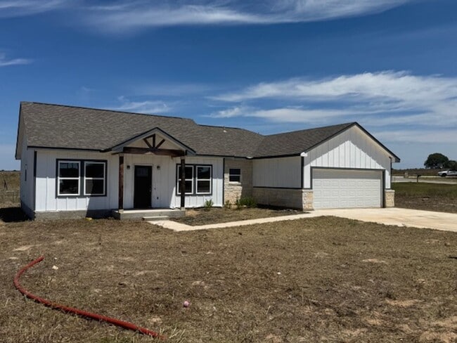 Building Photo - Super Nice Beautiful  3 bedroom 2 bath- In La Vernia with Over .43 acres