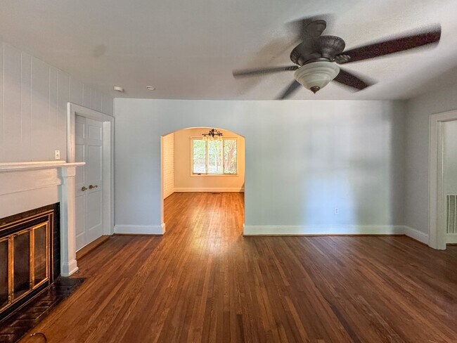 Building Photo - Charming 2 Bed 1.5 Bath Home in Haymount