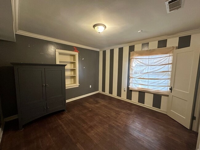 Building Photo - Charming 2bedroom could use one of the roo...