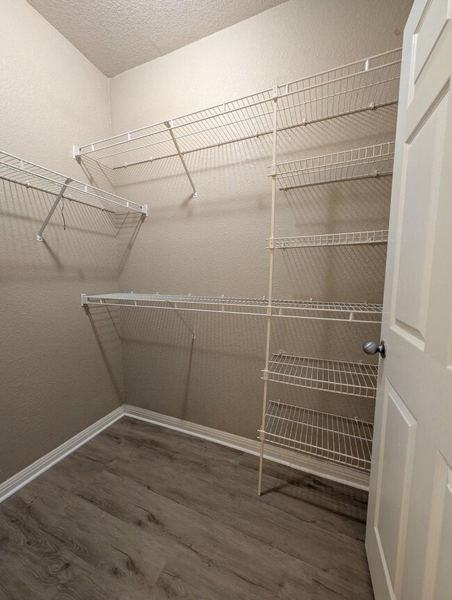 Building Photo - Clean, spacious renovated 1x1 with balconet & washer/dryer