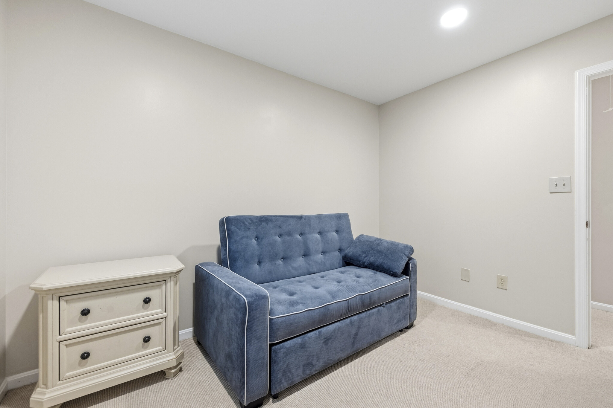Building Photo - 4880 Chevy Chase Dr