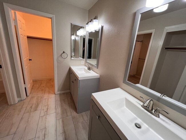 Building Photo - RENOVATED TWO BEDROOM TWO AND HALF BATH CO...