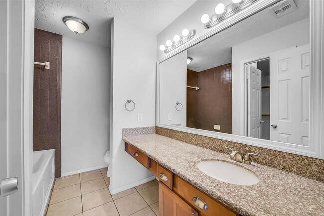 Building Photo - 13618 Piney Oaks Dr