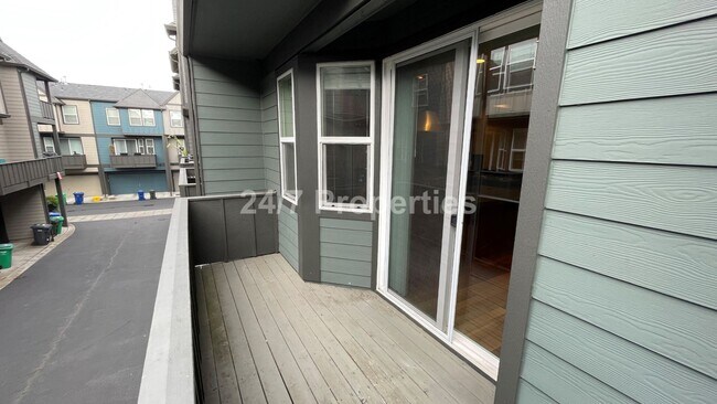 Building Photo - Beautiful 3 BD I 3.5 BA Townhome w/ Double...