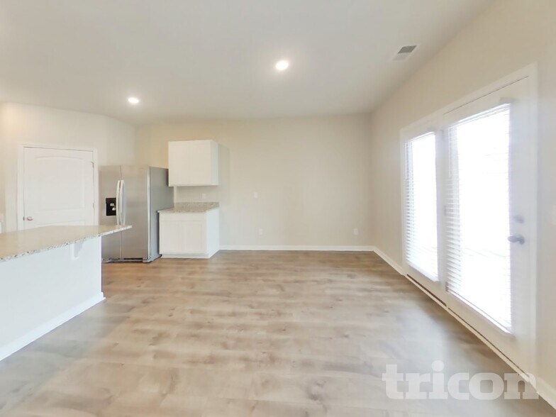 Building Photo - 4050 Beach Wy