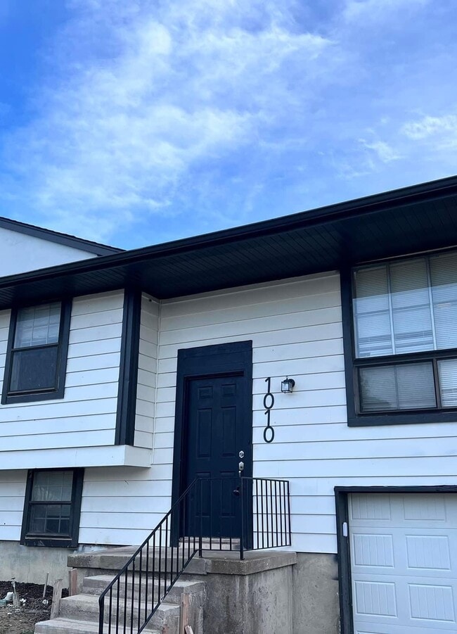 Primary Photo - 1010 Monticlair