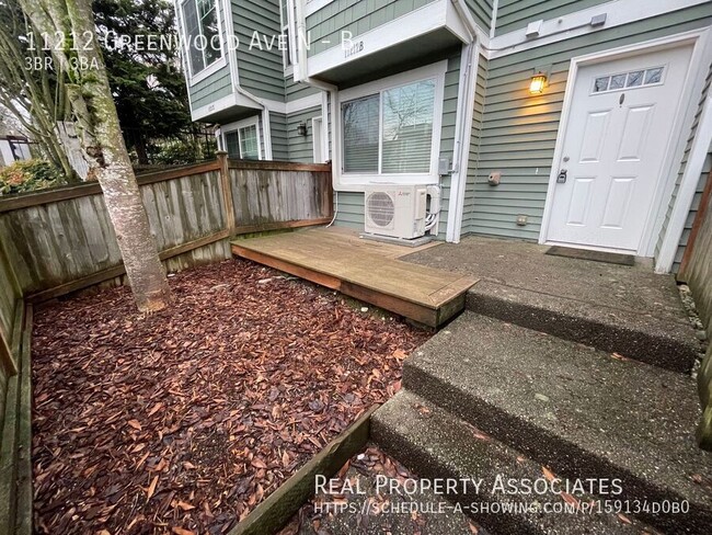 Building Photo - Pet Friendly, 3 bed, 2.5 bath, Townhouse