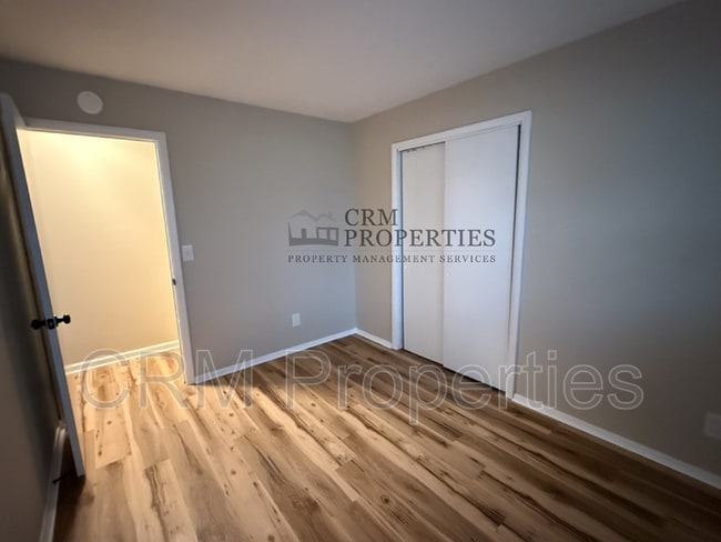 Building Photo - 5702 Mendota Dr