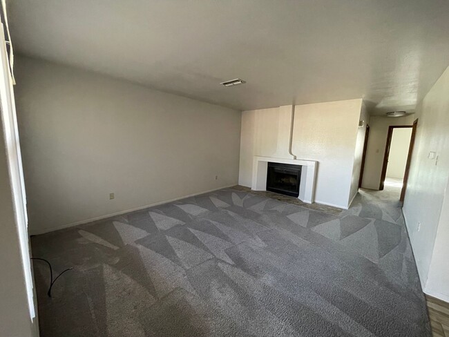 Building Photo - New remodeled townhome!
