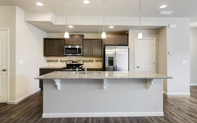 Building Photo - Newer Townhome | Mins to Base | Pool + Gym...
