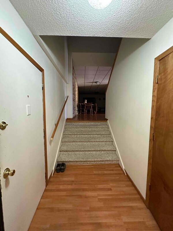 Building Photo - 320 Oak Ave N