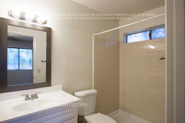 Building Photo - 1129 E Hampton Cir