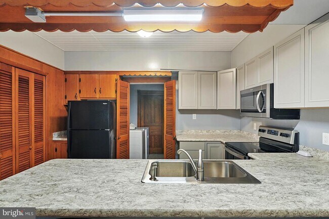 Building Photo - 1579 Fast Landing Rd