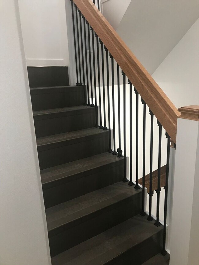 Building Photo - CHELSEA/BOSTON LUXURY STUDIO STEPS TO SILV...