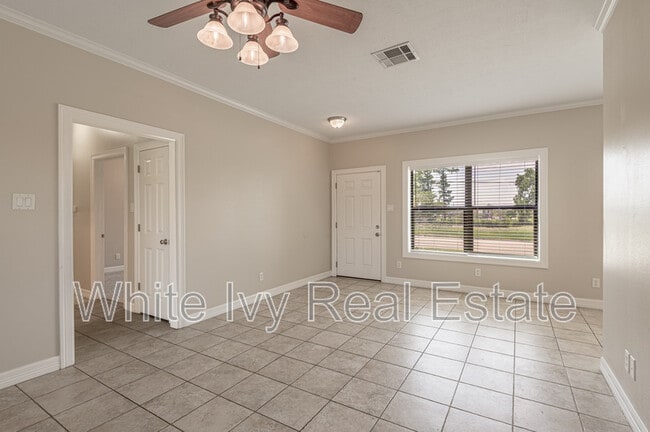 Building Photo - 2121 Normal Park Dr