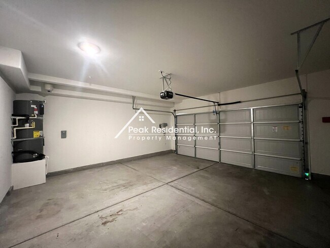 Building Photo - Updated Lincoln 4bd/2.5ba House With 2 Car...