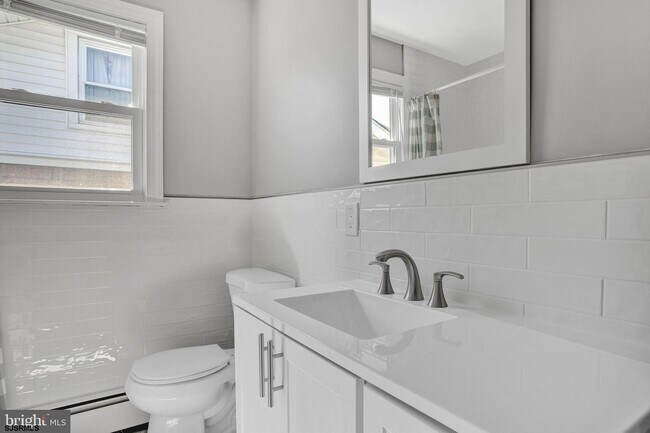 Building Photo - 15 N Victoria Ave