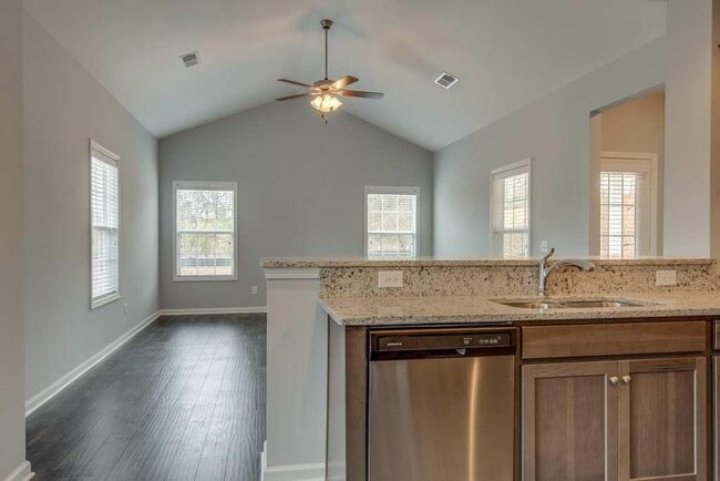 Building Photo - AVAILABLE NOW!    Beautiful 4 / 2 home in Fairview Station, completely refreshed and ready for yo...