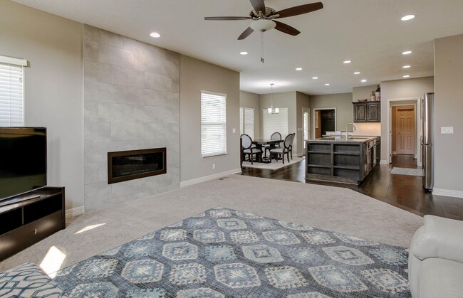 Building Photo - Stylish Living & Modern Comfort in Mission...