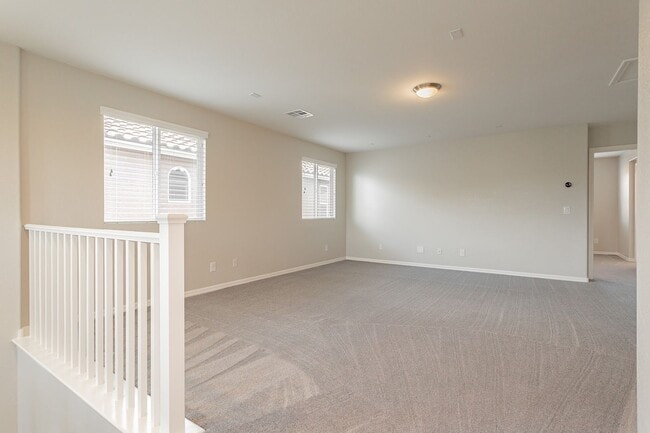 Building Photo - Exquisite 5 bedroom 4 bathroom home with fresh paint and new carpet waiting for you!