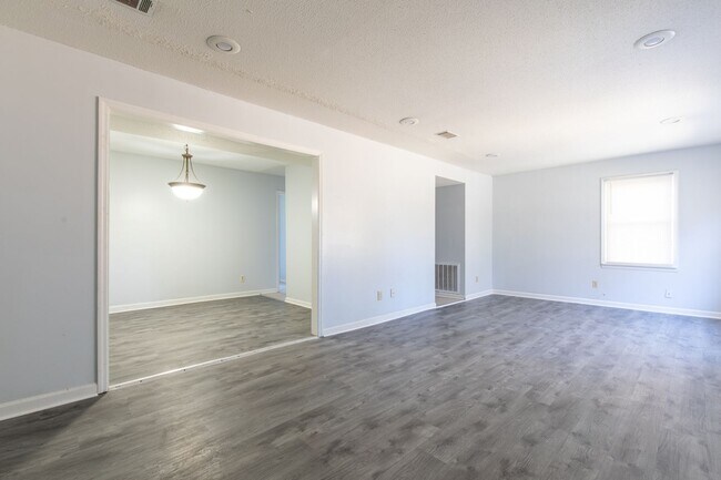 Primary Photo - 3 bed 2.5 bsth
