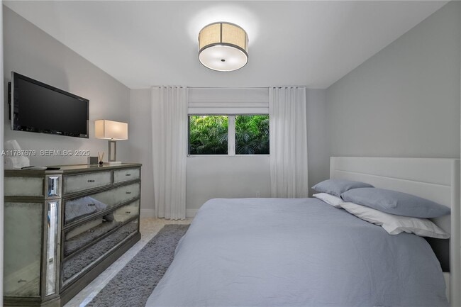 Building Photo - 122 E 2nd Ct