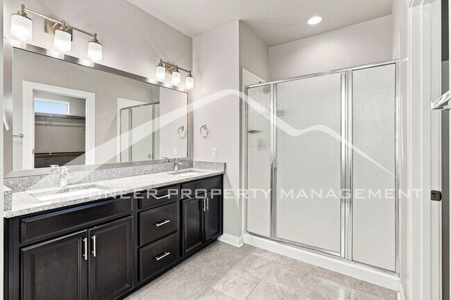 Building Photo - Gorgeous Home with Central AC and Washer/Dryer