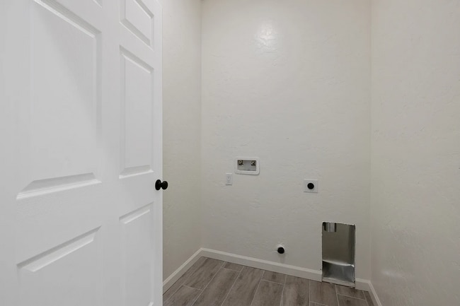 Building Photo - 601 E 10th St